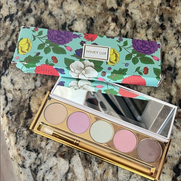 WINKY LUX Other - ⚡️💕WINKY LUX Macaron Eyeshadow Palette